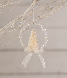 Pearl Wreath With White Bottle Brush Ornament LC9571